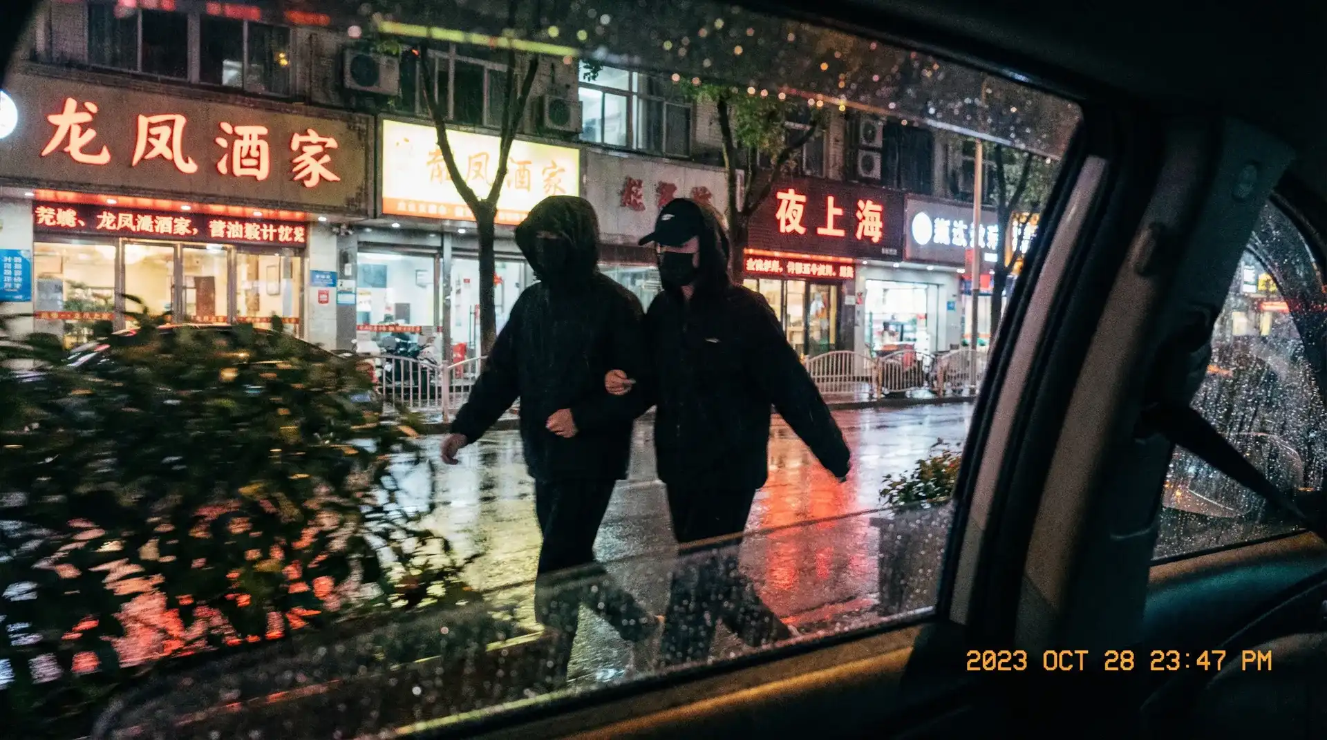俄罗斯人与动ZOZ0 - 顶流明星深夜密会现场抓拍照片